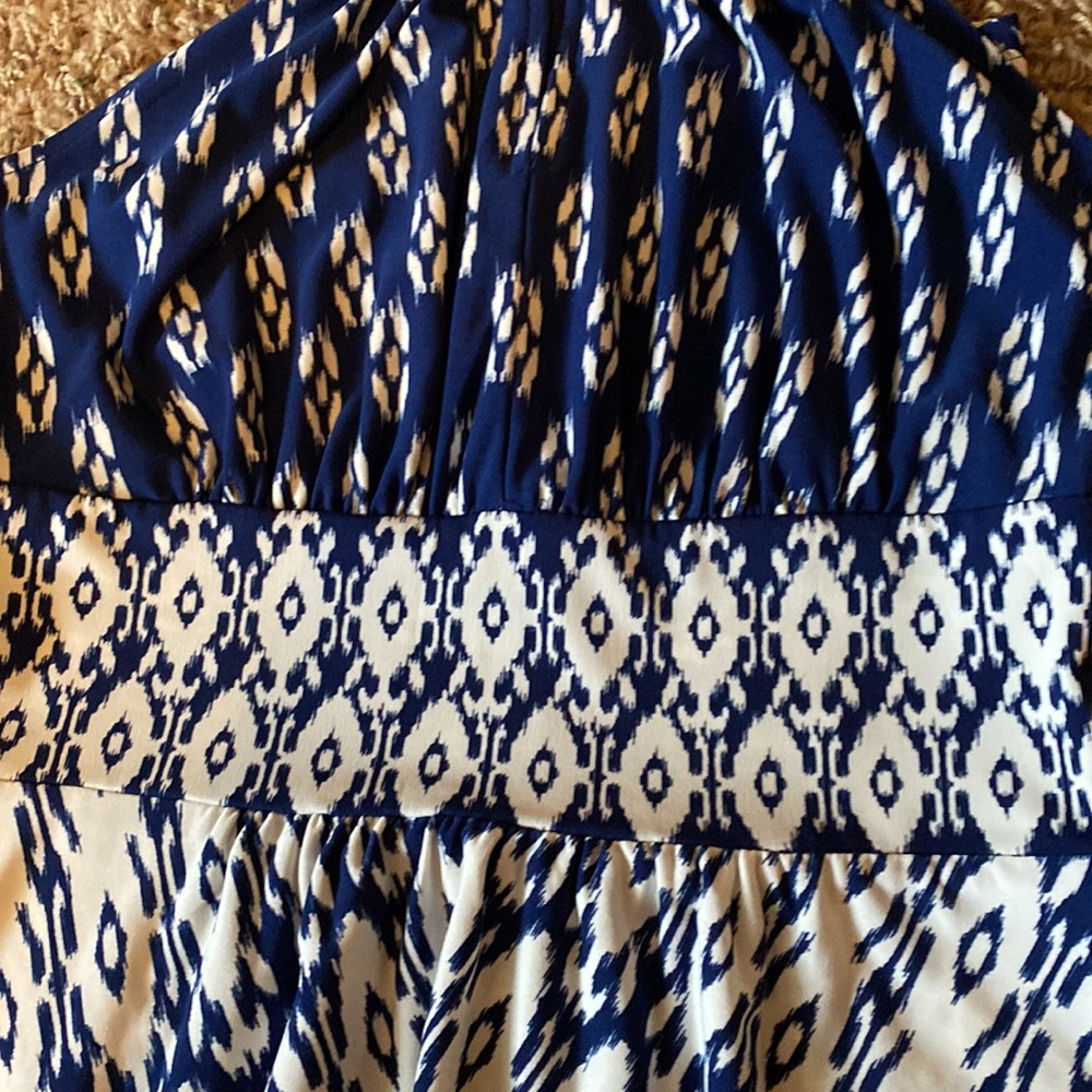 Woman’s dress - Picture 2 of 4